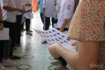 Giam doc So GD truc dien thoai 'nong' tiep nhan to cao ve thi lop 10 hinh anh