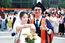 Nam sinh gay sot khi quy goi cau hon ban gai trong le tot nghiep hinh anh