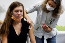 Hiệu quả bảo vệ từ vaccine của Pfizer giảm nhẹ ở Israel