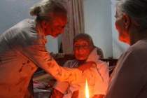 Lau mặt cho mẹ.