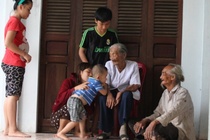 Vui đùa với con cháu.