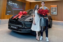 Văn Hậu cùng bạn gái tậu xe sang giá 5 tỷ đồng