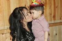 Viet Huong than thiet voi con trai nuoi lai Duc hinh anh