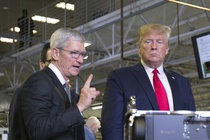 Ong Trump goi cho Tim Cook sau khi My - Trung Quoc dung ap thue hinh anh