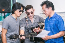 Danh ca Che Linh danh trong, huong dan 2 con trai tap nhac hinh anh
