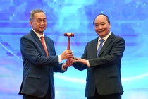 Thủ tướng Nguyễn Xuân Phúc giao búa chủ tịch ASEAN cho Brunei