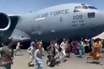 Lầu Năm Góc: Nhiều người chết khi bám vào máy bay ở Kabul