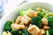 Lườn gà xào súp lơ