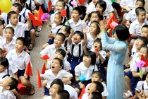 'Cháu mong khai giảng cô hiệu trưởng xuống lớp hát cùng HS'