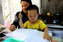 Cau be 3 tuoi biet doc bao, hat karaoke hinh anh