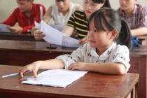 Nu sinh cao 1,14 m du thi THPT quoc gia tai Nghe An hinh anh