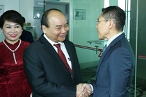 Thủ tướng Nguyễn Xuân Phúc đến Singapore dự hội nghị cấp cao ASEAN