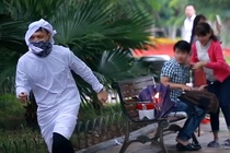 Cảnh sát xác minh clip 'ra đường đốt bom'