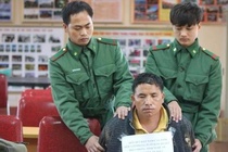 Nguoi dan ong vuot bien mang 10 banh heroin vao Viet Nam hinh anh