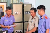 Bat mot can bo Chi cuc Thi hanh an dan su hinh anh