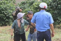 Khoi to ke cam dao ruot duoi luc luong giai toa dat bo xit o Lam Dong hinh anh