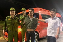 Canh sat 113 bat nong doi tuong trom oto luc nua dem hinh anh