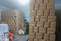Cong an Ha Giang phat hien 29 tan thuc pham khong ro nguon goc hinh anh