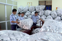 Phat hien, thu giu 40.000 goi rong bien khong ro nguon goc hinh anh