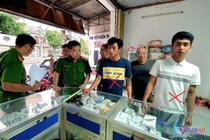 Bat giu 2 thanh nien khong che nguoi dan ong trong nha tho hinh anh