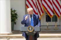 My bat doi tuong nhap cu doa no sung vao Tong thong Donald Trump hinh anh