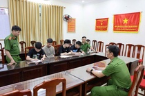 Tam giu nhom thanh thieu nien lang lach xe may roi 'khoe' tren mang hinh anh