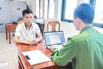 Bat doi tuong dung rua khong che, hiep dam co gai tre hinh anh