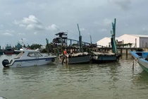Bat giu 13 doi tuong lien quan khai thac, van chuyen cat trai phep hinh anh