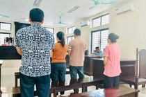 Dung phien toa xet xu nhan vien bi ket toi san xuat, buon ban nhom gia hinh anh