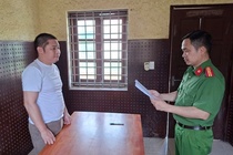Nguoi dan ong dung sung ban gia dinh nha vo hinh anh