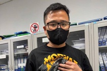 Quan dien thoai quanh nguoi bang bang dinh de van chuyen lau hinh anh