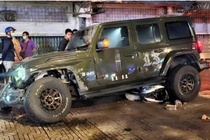 Tai xe ra cong an trinh dien trong vu oto tong loat xe may tai TP.HCM hinh anh