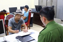 Phat hien thung xop chua noi tang dong vat hoi thoi tren xe khach hinh anh