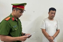 Tam giu hinh su lai xe taxi cuong doat tai san cua 2 khach nguoi Mong hinh anh