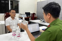 Boc tran chieu tro san xuat con y te gia cua pho chu tich thi tran hinh anh