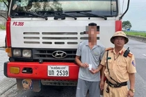 Phat hien tai xe oto dau keo bien so Lao duong tinh ma tuy hinh anh