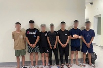 Bat nhom nguoi dung hung khi duoi nhau den khu vuc cap cuu benh vien hinh anh