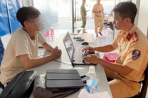Tich thu phuong tien, xu ly 'quai xe' buong 2 tay, mua tren duong hinh anh
