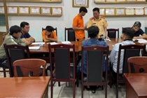 Doan xe Vespa vuot den do: La nhan vien cua cong ty du lich mao hiem hinh anh