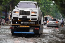 Xe sang Rolls-Royce chết máy sau cơn mưa lớn ở Thảo Điền