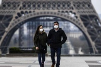 Goc nhin khac ve chiec khau trang trong 'Paris 55 ngay cam tuc' hinh anh