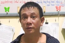 Nguoi co bieu hien phe ma tuy dam luc luong chot kiem dich hinh anh