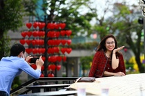 Du khách ngắm sông Hàn bên cầu tình yêu