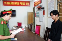 Bat them 2 nghi pham lien quan vu to chuc tiec ma tuy trong vu truong hinh anh