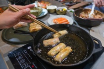 Làm món nem cá hồi tôm thịt sau Tết