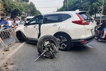 Tong dai phan cach, Honda CR-V rot banh o Sai Gon hinh anh