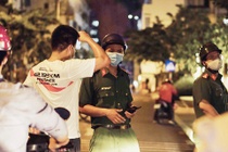 Nhậu trên vỉa hè TP.HCM, 5 người bị phạt 39 triệu