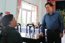 Truong ban Tuyen giao T.U tham, tang qua nguoi co cong tai Quang Nam hinh anh