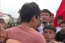 Di khai giang, hoc sinh bi nhom phu huynh loi ra cong hanh hung hinh anh