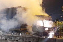 Hoa hoan thieu rui xe container tren quoc lo 1 hinh anh